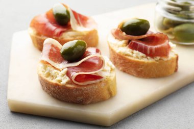Krem peynirli, jambonlu ve yeşil zeytinli nefis bruschettalar.