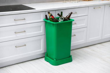 Mutfaktaki çöp kutusunda. Atık sıralama