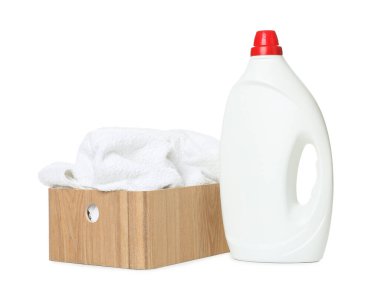 Çamaşır sepeti, havlular ve beyaza izole edilmiş bir şişe deterjan.