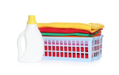 Çamaşır sepeti, temiz kıyafetler ve beyaza izole edilmiş bir şişe deterjan.