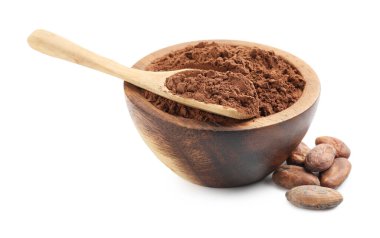 Kâsede doğal kakao tozu, kaşık ve fasulye beyaza izole edilmiş.