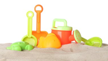 Çocuklar için plaj oyuncakları ve beyaz pankartta izole edilmiş kum. Plastik sulama kutusu, kürek, kalıp ve süzgeç.