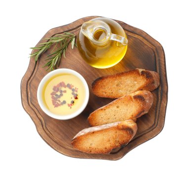 Ekmek dilimleri zeytinyağı, biberiye ve baharatlar beyaza izole edilmiş.