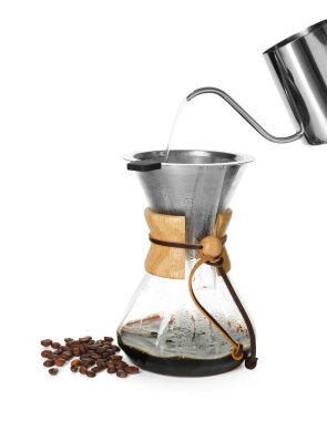 Beyaz arka planda cam kimya kahve makinesine sıcak su dökülüyor.