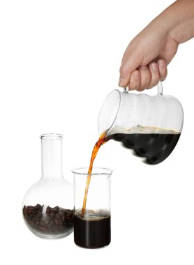 Kadın beyaz arka planda şişeye kahve dolduruyor, yakın plan.