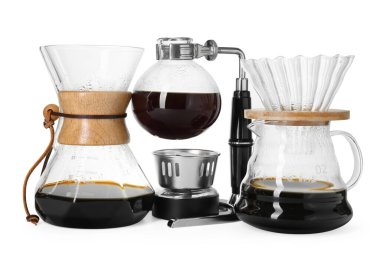 Cam kimya ve sifon (vakum) kahve makineleri ve beyaz üzerine izole edilmiş kahve makineleri