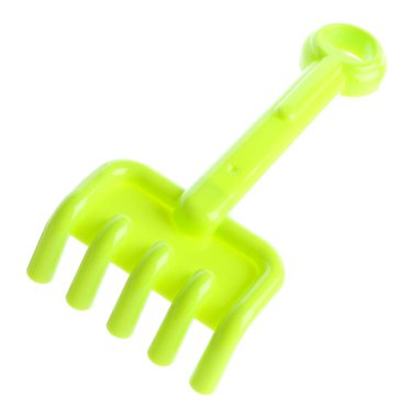 Açık yeşil plastik tırmık beyazda izole edilmiş. Çocukların plaj oyuncağı.