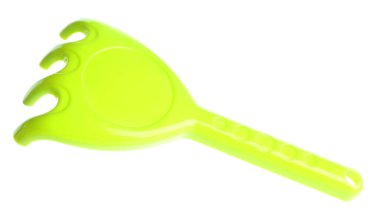 Açık yeşil plastik tırmık beyazda izole edilmiş. Çocukların plaj oyuncağı.