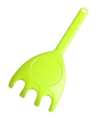 Açık yeşil plastik tırmık beyazda izole edilmiş. Çocukların plaj oyuncağı.