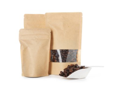 Beyaz kahve çekirdekli stand-up torbaları.