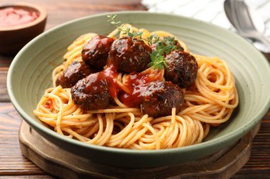 Masada köfteli makarna, yakın plan.