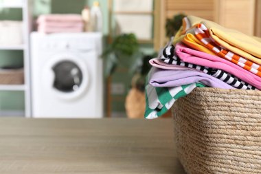 İçerideki ahşap masada giysileri olan çamaşır sepeti, yakın çekim. Metin için boşluk