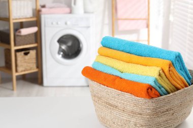 Çamaşır sepetinde beyaz masa havluları var. Metin için boşluk