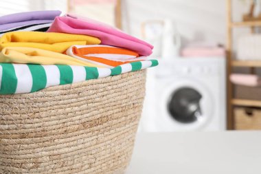 Çamaşır sepetinin içinde iç çamaşırları var, yakın plan. Metin için boşluk