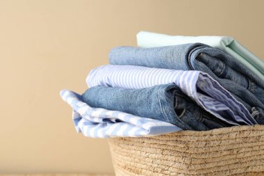 Çamaşır sepetinin bej arka planında, yakın plan.