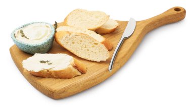 Tereyağlı baget dilimleri, kekik ve bıçak beyaza izole edilmiş.