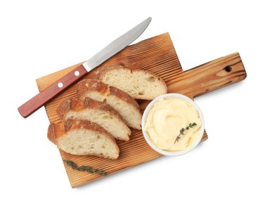 Tereyağlı baget dilimleri, kekik ve bıçak beyaza izole edilmiş.