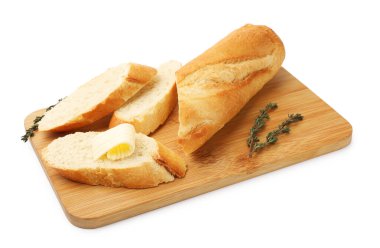 Beyaz üzerine izole edilmiş tereyağlı baget ve kekik kes.