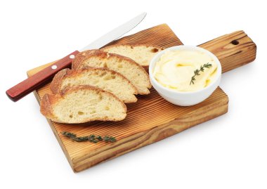 Tereyağlı baget dilimleri, kekik ve bıçak beyaza izole edilmiş.