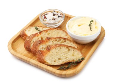 Beyaz üzerine yağlı ve baharatlı baget dilimleri.