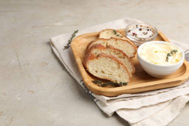 Gri desenli masada tereyağlı ve baharatlı baget dilimleri, yakın plan. Metin için boşluk