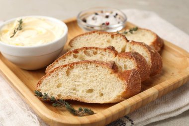 Masada tereyağı ve baharatlı baget dilimleri, yakın plan.