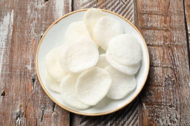 Lezzetli pirinç kağıt parçaları renkli ahşap masa, üst manzara