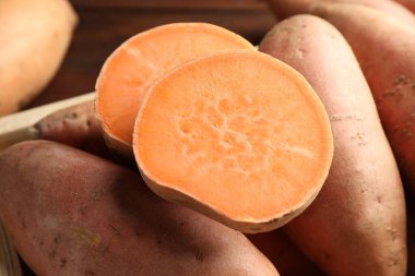 Masada çiğ patates var, yakın plan.