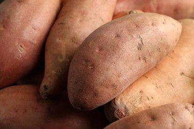 Taze taze patatesler arka planda, yakın plan.