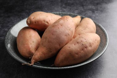 Siyah masada çiğ patates, yakın plan.