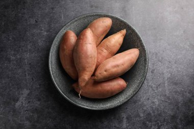 Siyah masada çiğ patates, üst manzara.