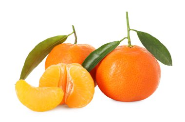 Soyulmuş ve soyulmamış mandalinalar beyazda izole edilmiş.