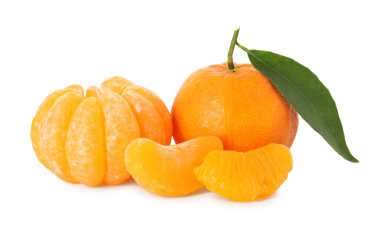 Soyulmuş ve soyulmamış mandalinalar beyazda izole edilmiş.