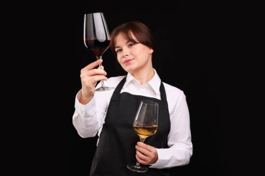 Siyah arka planda şarap kadehleri olan profesyonel şarap garsonu.
