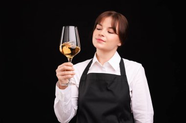 Siyah arka planda beyaz şarap kadehi olan profesyonel şarap garsonu.