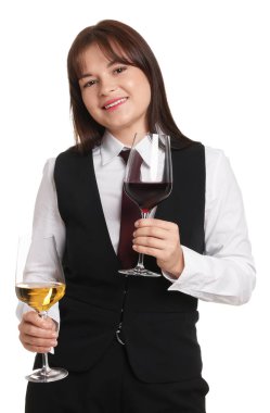 Beyaz arka planda şarap kadehleri olan profesyonel şarap garsonu.