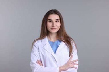 Gri arkaplanda tıbbi asistanın portresi