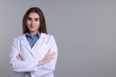 Gri arkaplanda tıbbi asistanın portresi, metin için boşluk