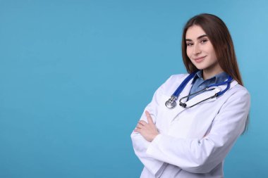 Açık mavi arkaplanda tıbbi asistanın portresi, metin için boşluk