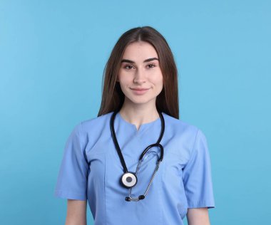 Açık mavi arkaplanda tıbbi asistanın portresi