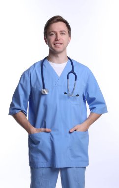 Beyaz arkaplanda tıbbi asistanın portresi