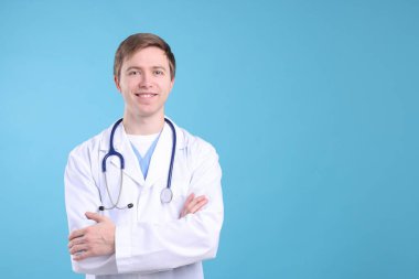 Açık mavi arkaplanda tıbbi asistanın portresi, metin için boşluk