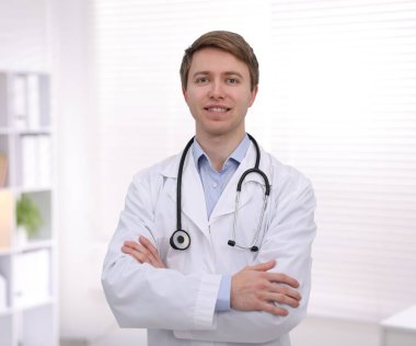 Klinikte gülümseyen tıbbi asistanın portresi