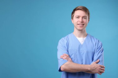 Açık mavi arkaplanda tıbbi asistanın portresi, metin için boşluk