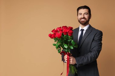 Sevgililer Günü. Bej arka planda gül buketi olan bir adam. Metin için boşluk