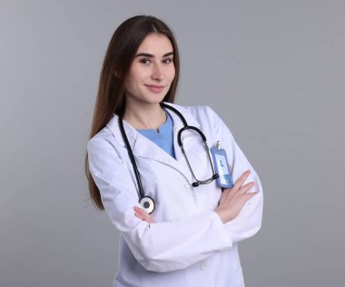 Gri arkaplanda tıbbi asistanın portresi