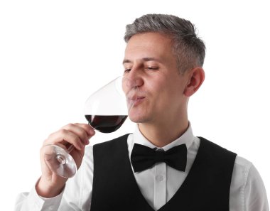 Profesyonel şarap garsonu beyaz arka planda kırmızı şarap tadıyor.
