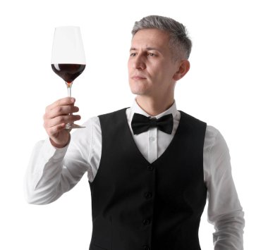 Beyaz arka planda kırmızı şarap kadehi olan profesyonel şarap garsonu.