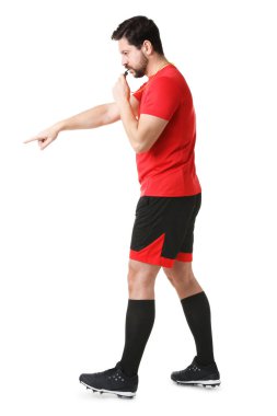 Hakem düdüğü çalıyor ve beyaz arkaplanı işaret ediyor