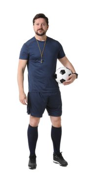 Beyaz arka planda futbol topu olan üniformalı bir hakem.